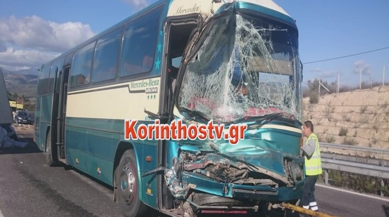 Σφοδρή σύγκρουση ΚΤΕΛ με φορτηγό - Τρεις τραυματίες (φωτό)