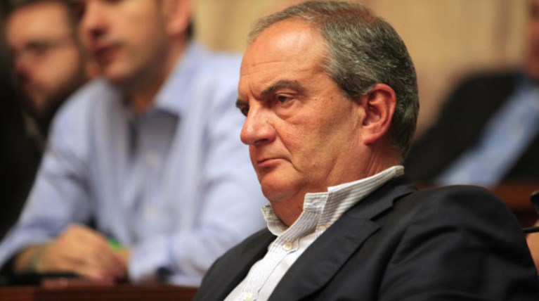 Eπανεμφάνιση Καραμανλή σε... παράσταση για τον Ζαμπέτα