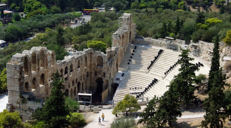 ΚΑΣ: «Nαι» στην επίδειξη μόδας του Β. Κωστέτσου μπροστά από το Ηρώδειο