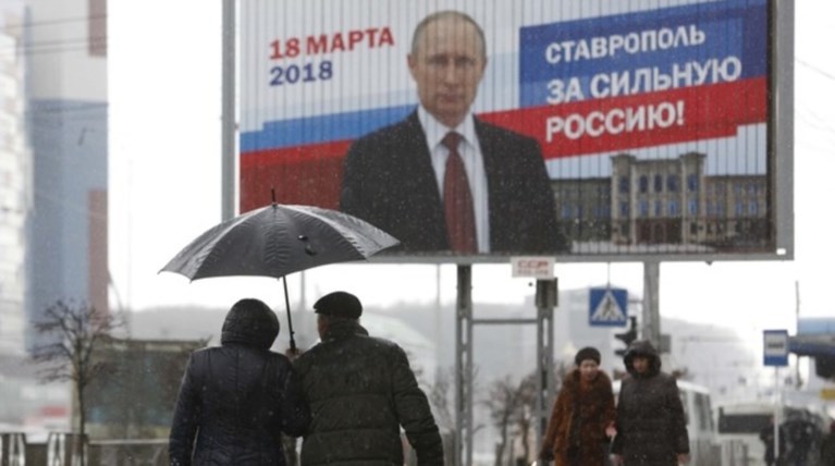 Τέσσερις μέρες πριν τις εκλογές, ο Πούτιν επισκέπτεται την Κριμαία