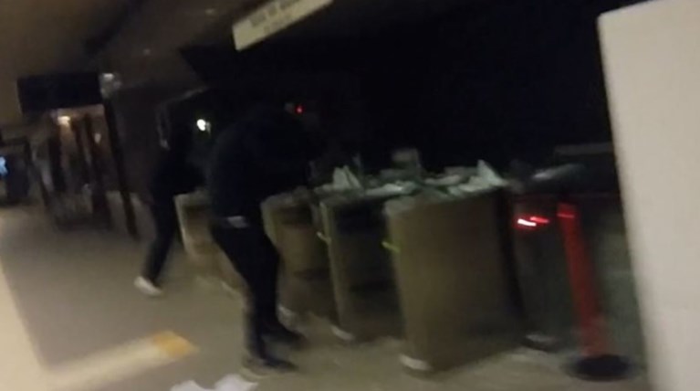 Καταδρομική επίθεση στο σταθμό του ηλεκτρικού στον Περισσό