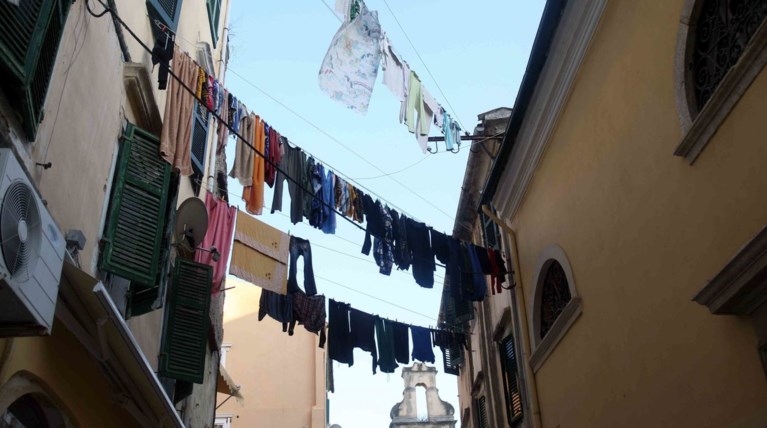 Γιατί φεύγουν άρον άρον από την Κέρκυρα γιατροί, εκπαιδευτικοί και φοιτητές