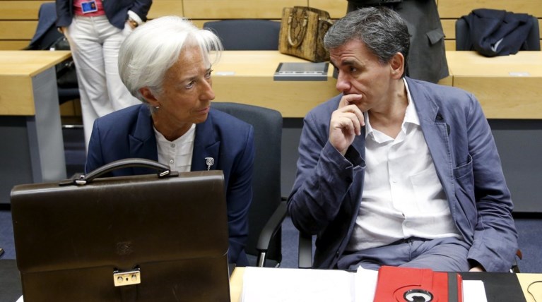 «Παζάρι» με το ΔΝΤ: Δίνουν αντίμετρα για να πάρουν αφορολόγητο