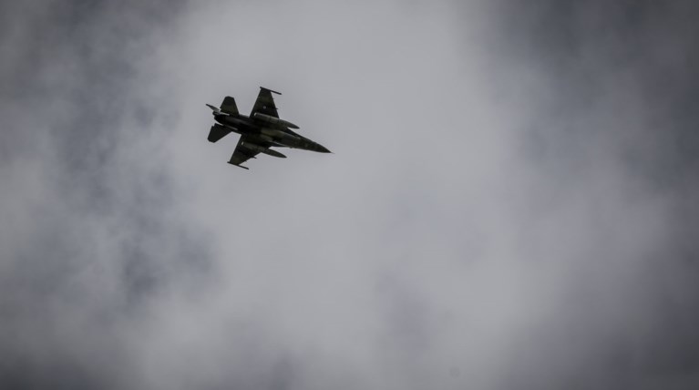 Μαχητικά αεροσκάφη πέταξαν πάνω από την Αθήνα [εικόνες]