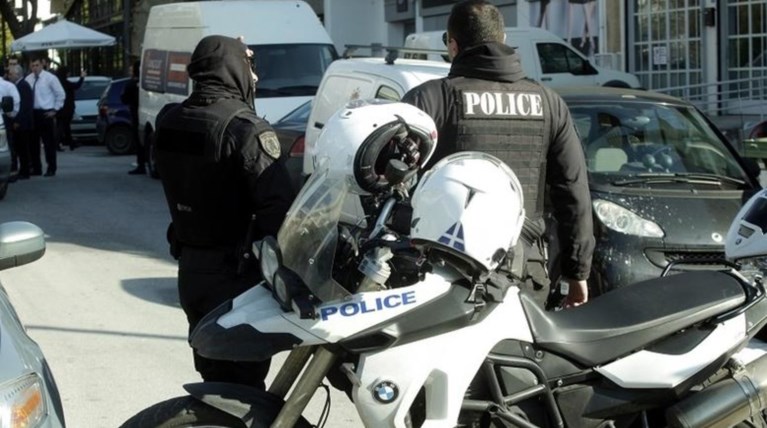 Σοκ: Αστυνομικός γδύθηκε & αυνανίστηκε έξω από οικία γυναίκας