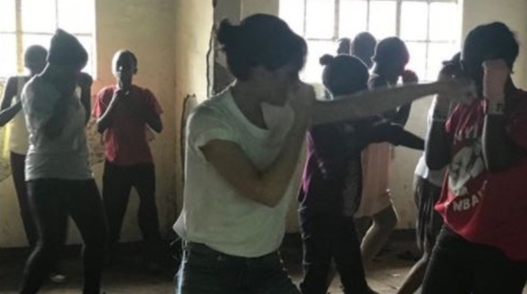 Η Βικτόρια Μπέκαμ παίζει μποξ στην Κένυα