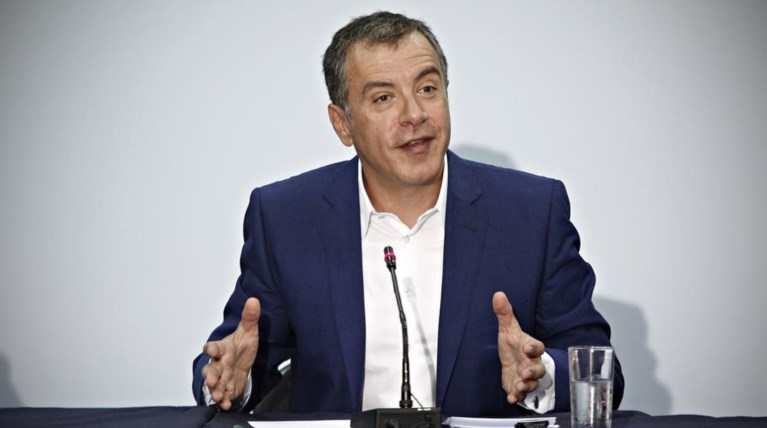 Θεοδωράκης: Ο Καμμένος είτε φωνάζει είτε μαζεύεται σαν γατάκι
