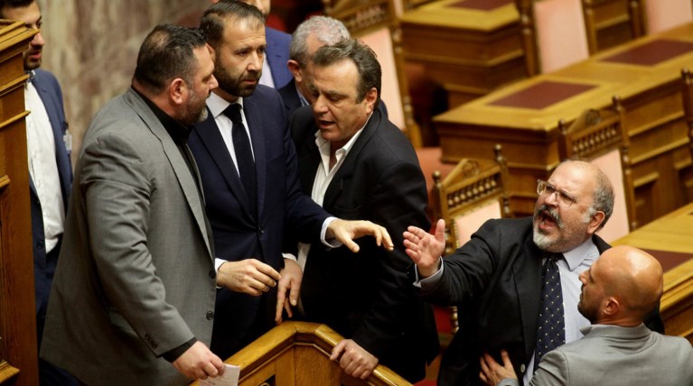 Απίστευτες αλητείες και τραμπουκισμοί χρυσαυγιτών στη Βουλή