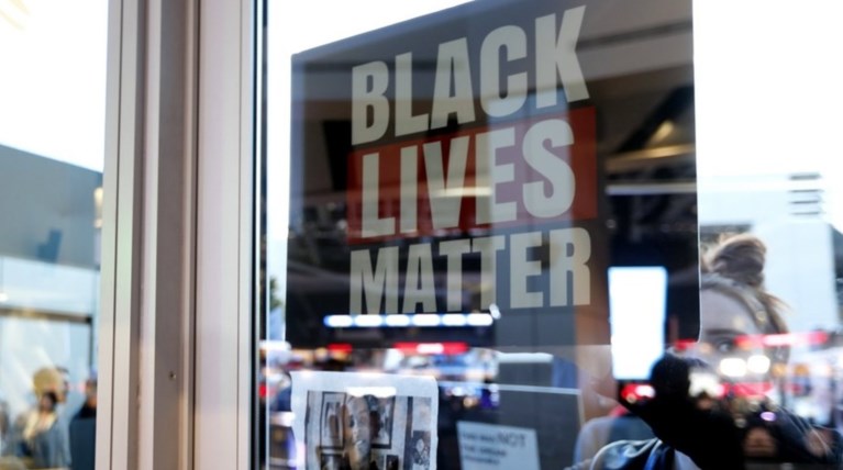 Αστυνομικοί σκότωσαν αφροαμερικανό "οπλισμένο" με ένα...iphone