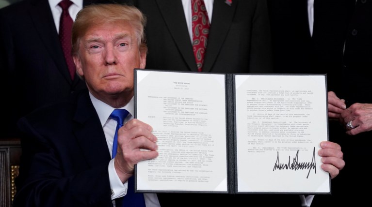 Τραμπ: Υπέγραψε το διάταγμα για την επιβολή δασμών σε κινεζικά προϊόντα