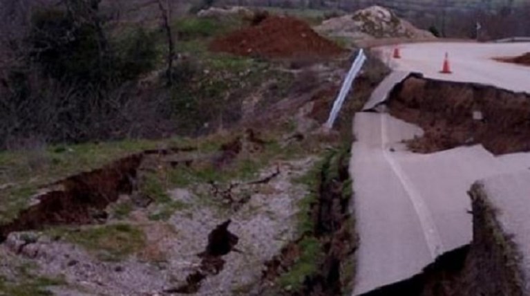 Καθίζηση στο Τρεχλό: «Έπεσε» ο δρόμος Πάτρα - Καλάβρυτα
