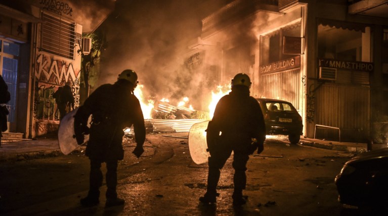 Νυχτερινές επιθέσεις με μολότοφ σε Εξάρχεια και Περιστέρι, δύο τραυματίες