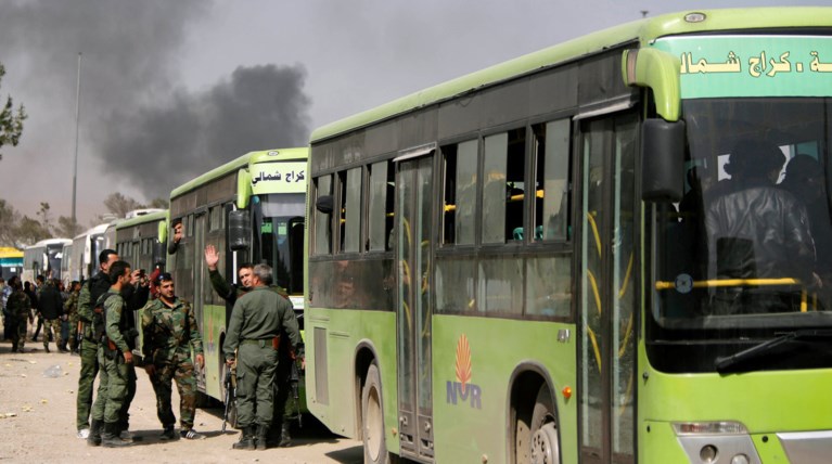 Αντάρτες και άμαχοι απομακρύνονται με λεωφορεία από τη Γούτα