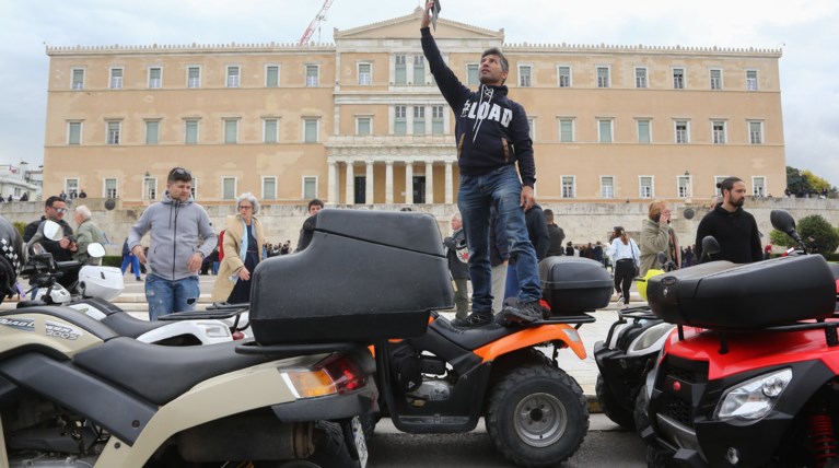 Πορεία διαμαρτυρίας με γουρούνες έξω απο τη Βουλή