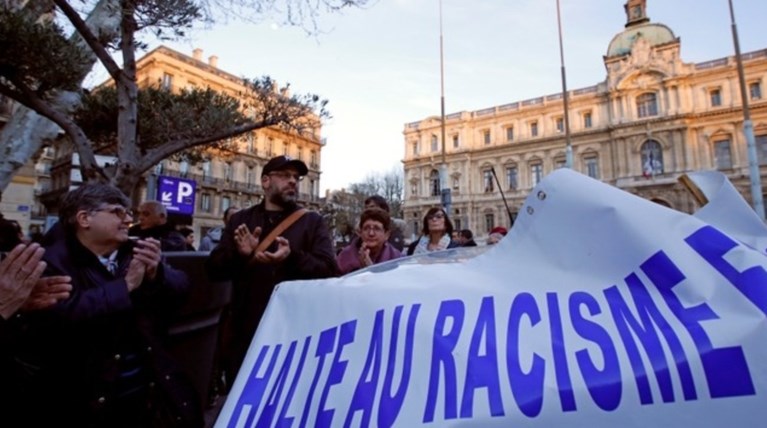 Χιλιάδες άνθρωποι στη «λευκή πορεία» στο Παρίσι κατά του αντισημιτισμού