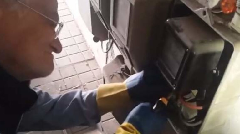 Το κίνημα «Δεν Πληρώνω» συνέδεσε το ρεύμα σε ευπαθή οικογένεια