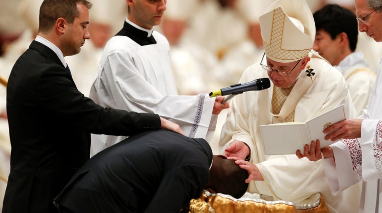 O Πάπας βάπτισε τον μετανάστη-ήρωα που τα έβαλε με ληστή