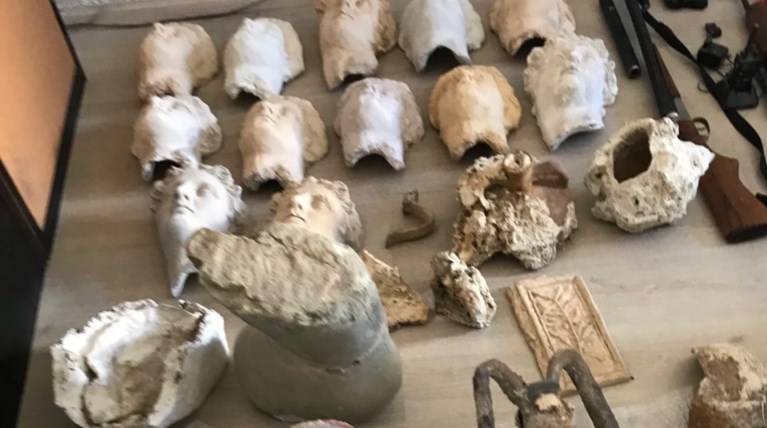 Ανδρόγυνο Γερμανών συνταξιούχων στη φάκα για αρχαιοκαπηλία και όπλα
