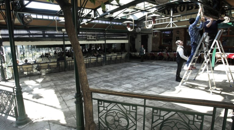 ΣτΕ:"Ξηλώνονται" τα στέγαστρα δύο καφέ στην πλατεία Κολωνακίου