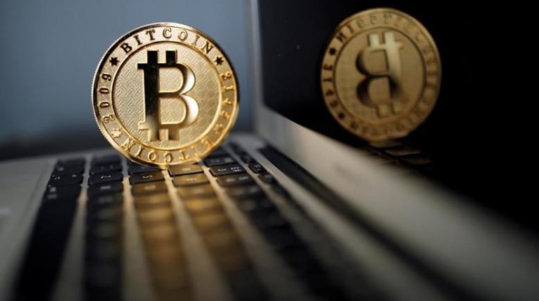 Κάτω από τα 7.000 δολ. το bitcoin, στροφή στα ασφαλή καταφύγια