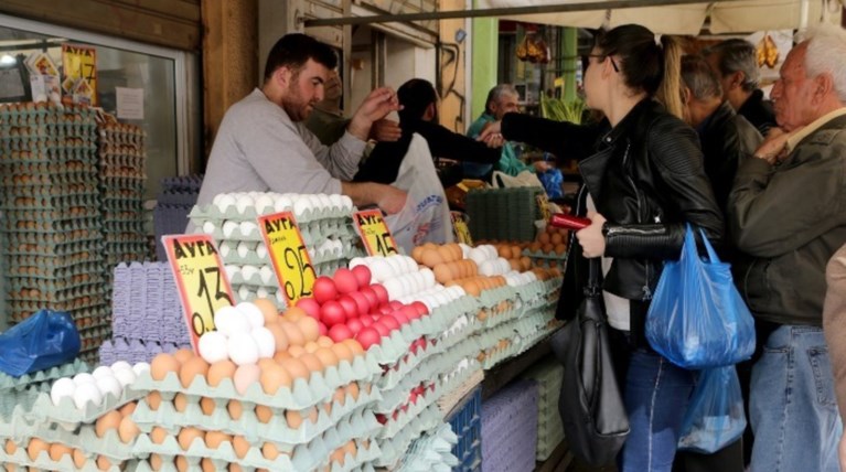 Μικρότερο το καλάθι φέτος στην πασχαλινή αγορά