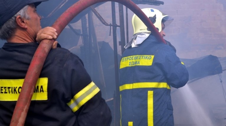 Υπό έλεγχο η φωτιά σε ακατοίκητο σπίτι στα Εξάρχεια