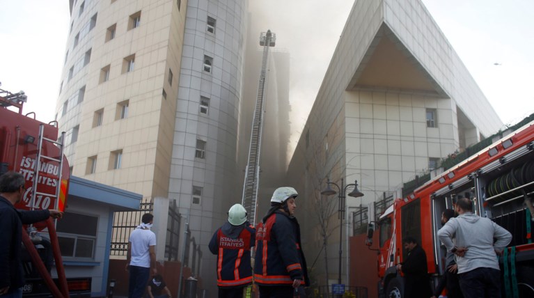 Υπό έλεγχο η φωτιά στο νοσοκομείο Ταξίμ στην Κωνσταντινούπολη