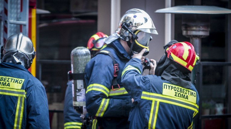 Πυρκαγιά σε εξέλιξη σε διαμέρισμα στον Πειραιά