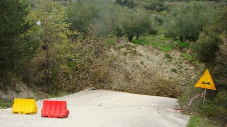 Βουνό καταπίνει δρόμο στην Πρέβεζα: Μετακινήθηκαν 200 στρέμματα