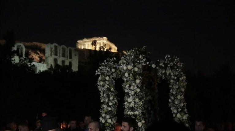 Τουρίστες παρακολουθούν τον Επιτάφιο κάτω από την Ακρόπολη