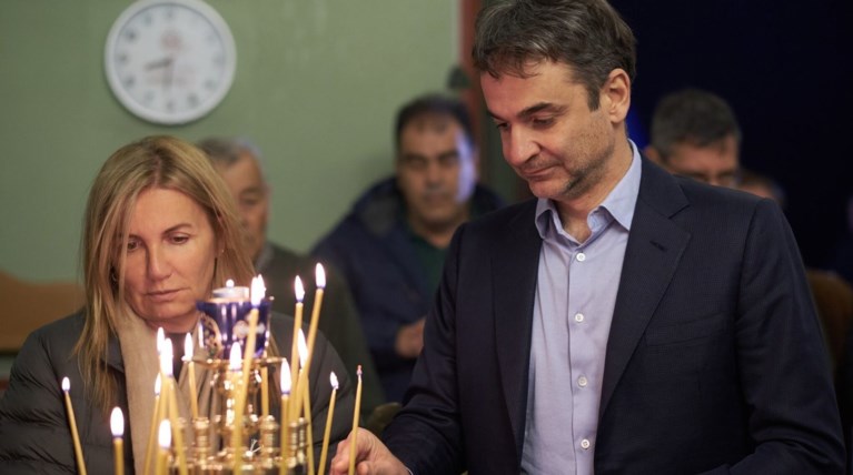 Ο Κυριάκος Μητσοτάκης στην Παναγία της Τήνου με την Μαρέβα (phoτο)