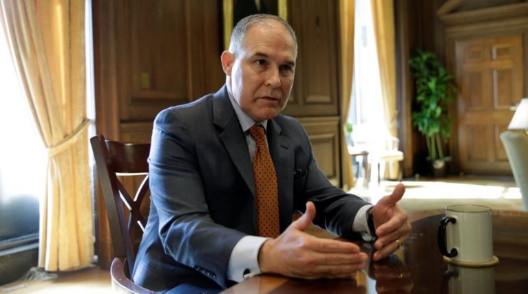 Ο Τραμπ εξακολουθεί να στηρίζει τον «σπάταλο» υπουργό Περιβάλλοντος