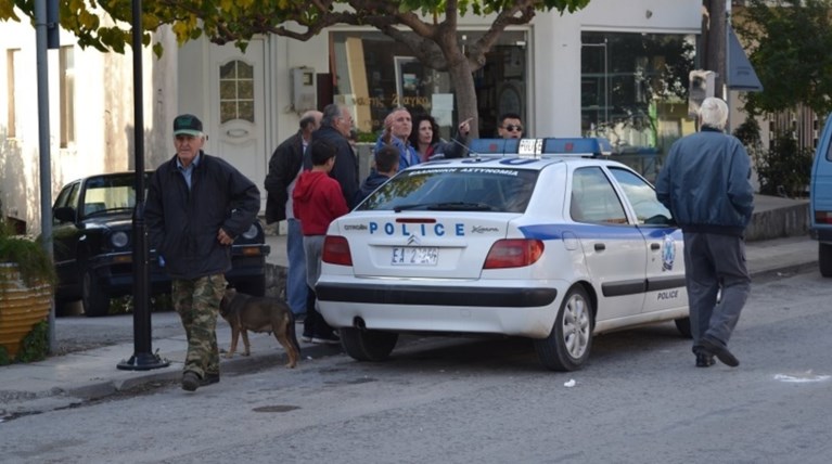 Εισβολή ληστών σε σπίτι στη Μάνδρα - Απείλησαν την ένοικο με λοστούς