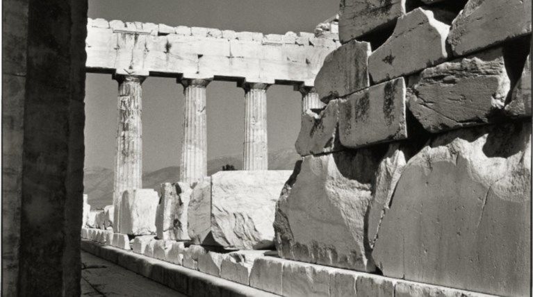 Η Ελλάδα του ΜακΚέιμπ λάμπει στο φωτογραφικό σόου AIPAD της Νεας Υόρκης