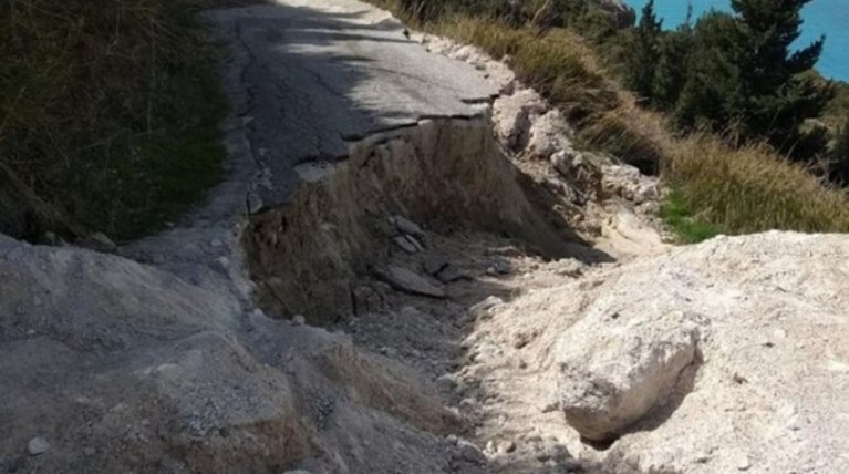 Κόπηκε στη μέση δρόμος στην παραλία Μεγάλη Πέτρα στη Λευκάδα - Εικόνες