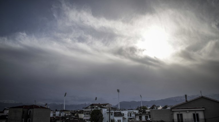 Συννεφιασμένη Κυριακή με τοπικές βροχές και υψηλές θερμοκρασίες