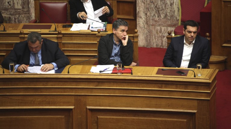 Στις «συμπληγάδες» των 53+ και του «συντρόφου» Πάνου Καμμένου ο Τσίπρας