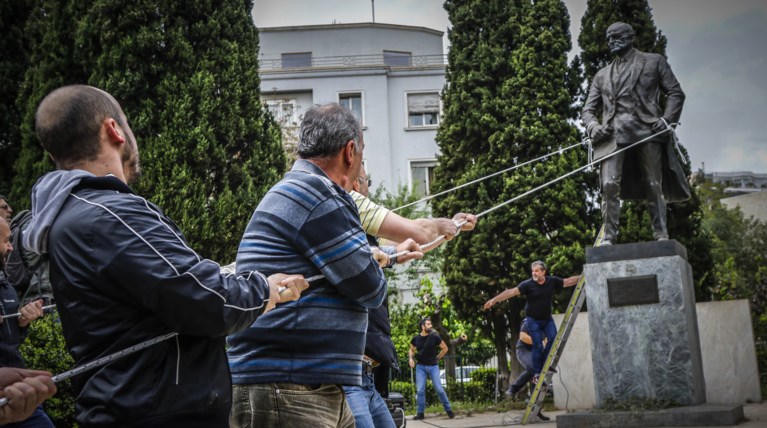 Eπεισόδια και χημικά - Πήγαν να ρίξουν το άγαλμα του Τρούμαν
