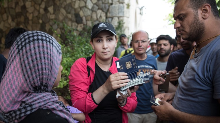 Spiegel: Εμπόριο με προσφυγικά έγγραφα στην Ελλάδα