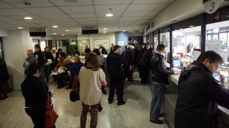 Η ώρα της λυπητερής: Τι κρύβουν τα διπλά "ραβασάκια" του ΕΦΚΑ