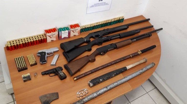 Θεσσαλονίκη: Πατέρας και γιος έκρυβαν οπλοστάσιο & 250.000 ευρώ