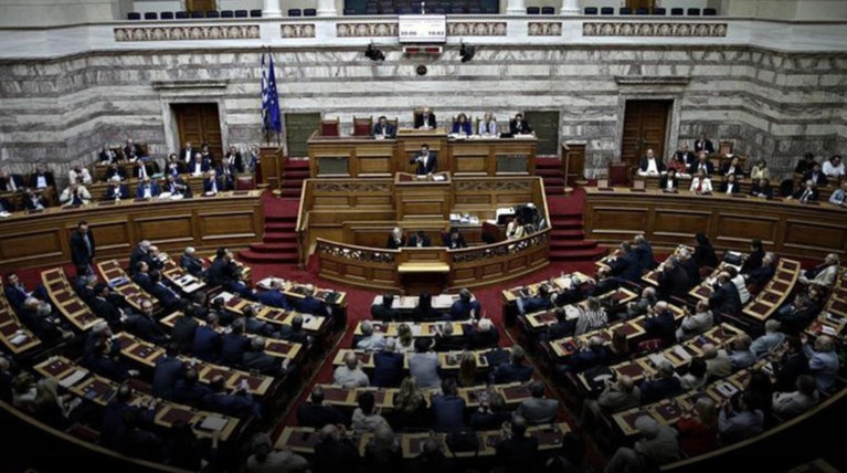 Η αναδοχή από ομόφυλα ζευγάρια ανάβει "φωτιές" στον ΣΥΡΙΖΑ