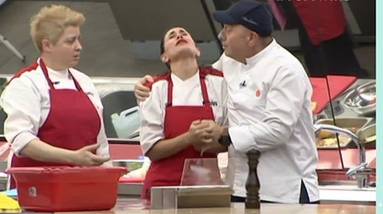 Hell’s Kitchen: Παίκτρια κόβει άσχημα το χέρι της και σφαδάζει από τον πόνο