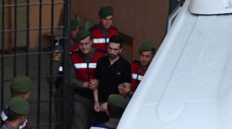 Με χειροπέδες και χωρίς κουκούλες η μεταγωγή των δύο Ελλήνων στρατιωτικών