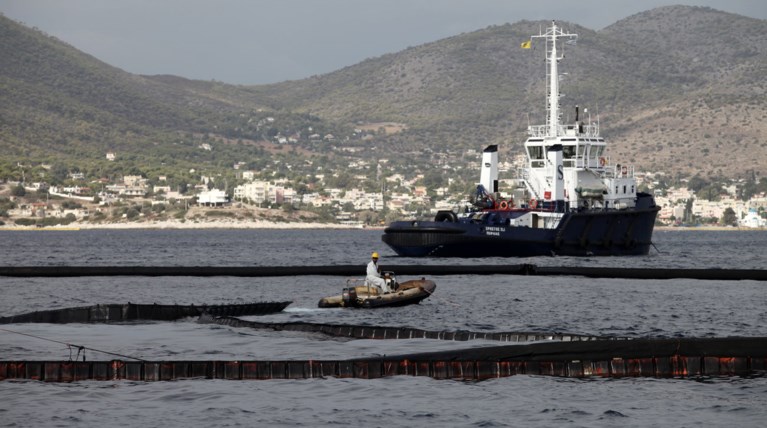 Βύθιση φορτηγίδας στη Σαλαμίνα- ελλιμενισμένη από το 2014