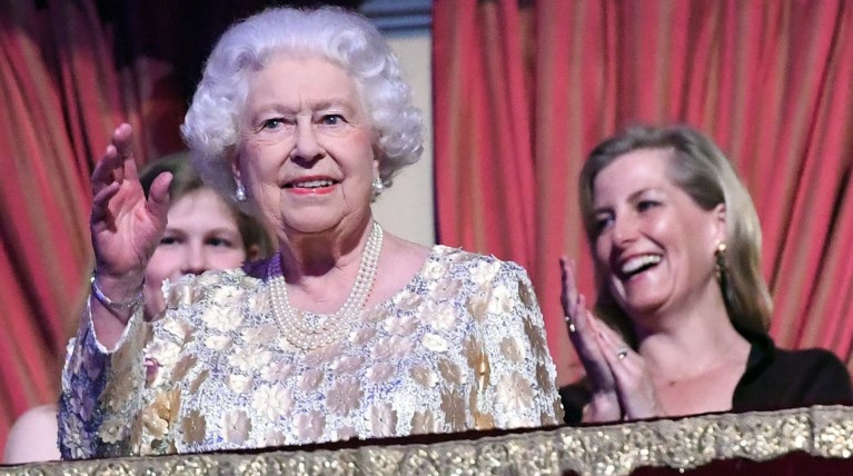 Το «χειροποίητο» δώρο της βασίλισσας στην Κέιτ Μίντλετον [Εικόνα]