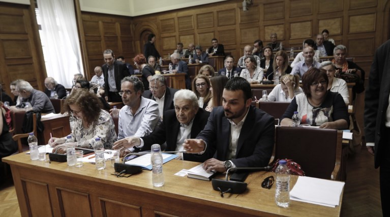 Βουλή: Η ρύθμιση για την αναδοχή φέρνει ρήγματα στα κόμματα