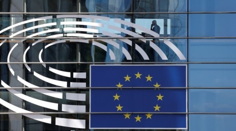 Οι νεαροί Ευρωπαίοι στηρίζουν την ΕΕ, αμφισβητούν τους θεσμούς της