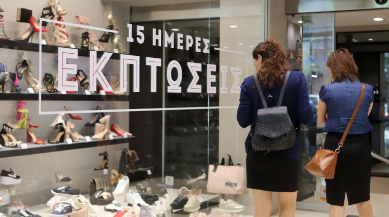 Ανοικτά την Κυριακή τα καταστήματα λόγω των ενδιάμεσεων εκπτώσεων
