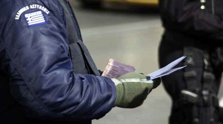 Αστυνομικοί με χιλιάδες αναβολικά χάπια και αμπούλες